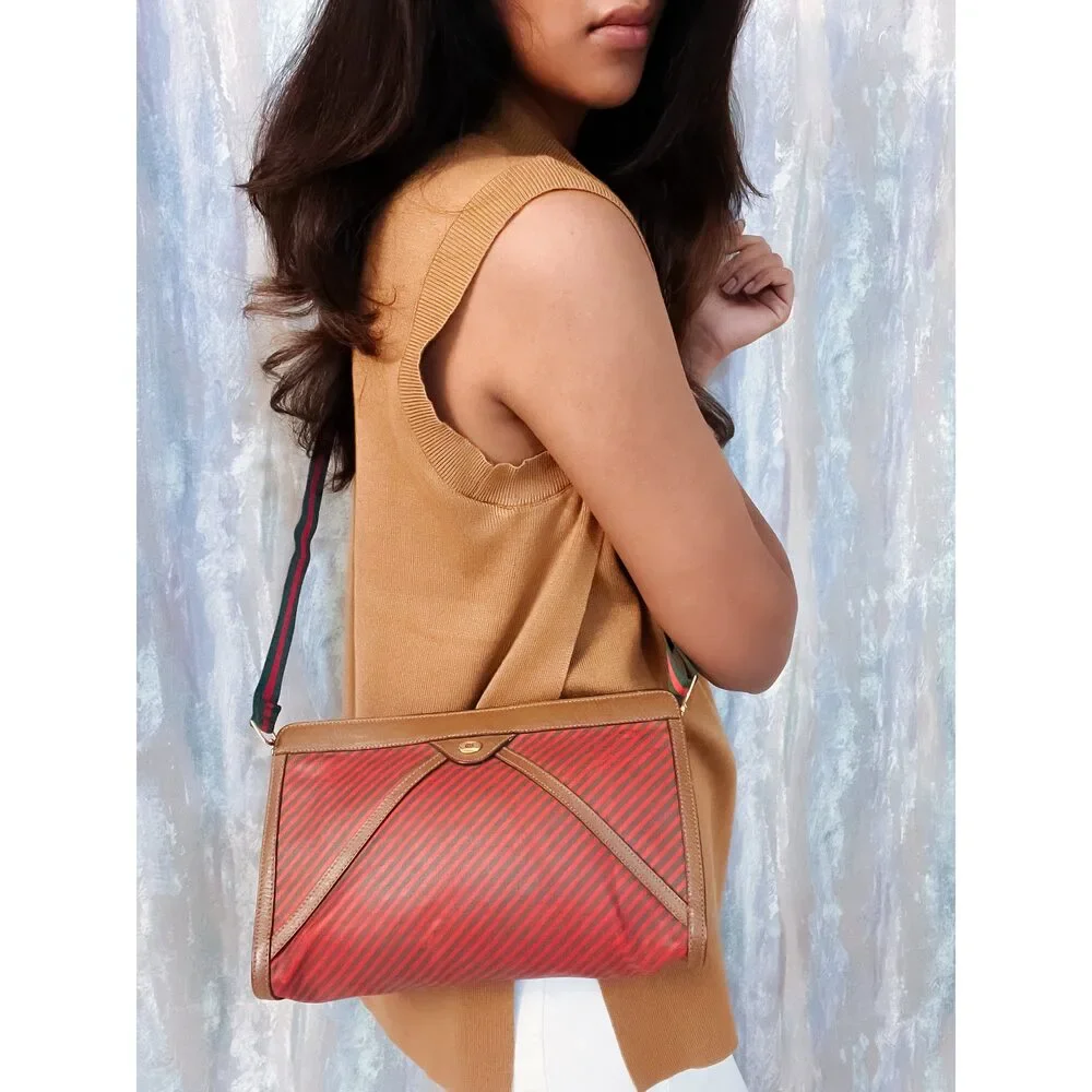 Sale! vintage Gucci clutch as crossbody ❤️💚 - Picture 14 of 16